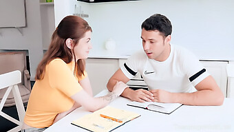 Hardwerkende Brunette Tiener Laat Haar Bezittingen Zien In Een Slaapzaalstudiesessie