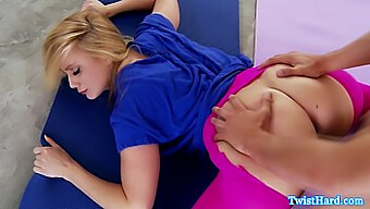 Instrutora De Yoga Peituda Aj Applegate Faz Um Boquete Profundo