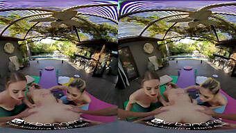 Die Sinnliche Yoga-Session Des Blonden Teens Wird Zu Einem Wilden Gruppensex-Erlebnis In Vr