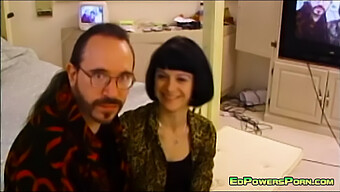 Ed Powers Und Nona Mejone Bei Einer Leidenschaftlichen Begegnung