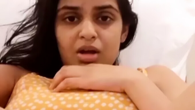 Ragazza Dello Sri Lanka Si Diverte A Giocare Da Sola Con Un Vibratore