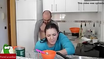 El Encuentro Lujurioso De Su Marido Con Su Caliente Esposa En La Cocina