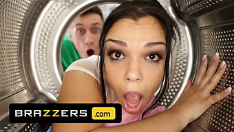 София Лий Получава Помощ От Гаджето На Съквартирантката Си Във Видео На Brazzers, За Да Облекчи Закъсалата Си Позиция И Да Се Включи В Анален Секс.