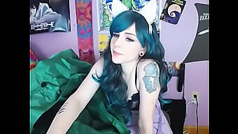 Linda Camgirl Adolescente Se Entrega Al Juego En Solitario