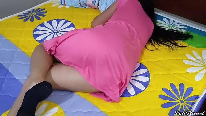 টিন (18+) তার স্টেপফাদার দ্বারা নির্মমভাবে চুদা হয়।