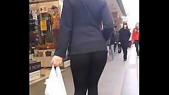 Vagina Pantyhose Och Motion: En Fängslande Vy Av En Tjej I Tighta Leggings