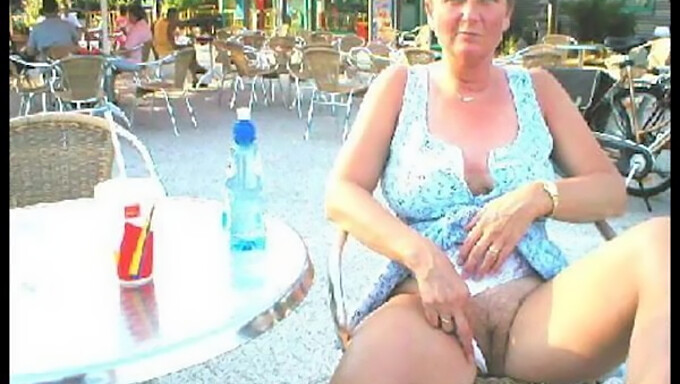 Echte Amateur-Milf Zieht Sich Aus Und Masturbiert