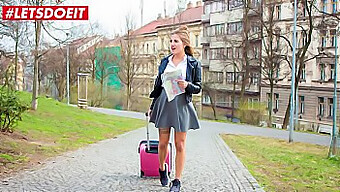 Sexy Tschechische Teenagerin Bekommt Einen Heißen Blowjob Und Von Hinten Von Einem Lokalen Muskelprotz