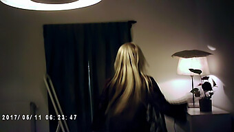 En Blond Babe Nyter En Knullmaskin I Denne Hd-Videoen