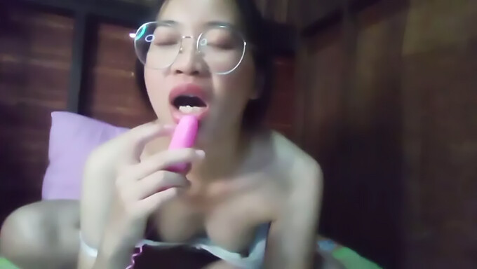 Adorable Adolescente Asiatique Se Laisse Aller Au Plaisir Solo Dans Son Espace Privé