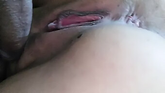 Hotwife Njuter Av Att Rida Med En Enorm Svart Kuk Innan Hon Får Creampie På Toppen