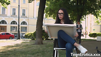 Kuuma Kohtaaminen Hipster-Teinitaiteilija Regina Sparksin Kanssa Ja Hänen Intohimoinen Suutelunsa