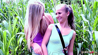 Bella Anne, În Vârstă De 18 Ani, Și Colega Ei De Clasă Germană, Se Angajează În Sex Lesbian În Aer Liber După O Șmecherie