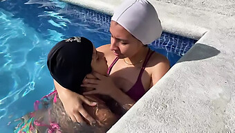 Mathilde Ramos Y Su Novio Tienen Un Encuentro Apasionado En El Baño Después De Una Invitación Junto A La Piscina.