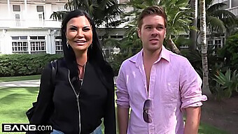 Jasmine Jae, Seorang Milf Berpayudara Besar Dengan Klitoris Yang Tertindik, Memamerkan Asetnya Di Pantai