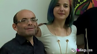 Pai E Filho Amadores Demonstram Para Amara, Uma Jovem Estudante, Que A Pornografia Pode Ser Um Desafio