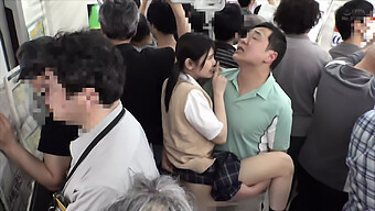 Un Baiser Fortuite La Transforme: Une Écolière Asiatique Se Laisse Aller À Une Léchage De Lèvres Passionné