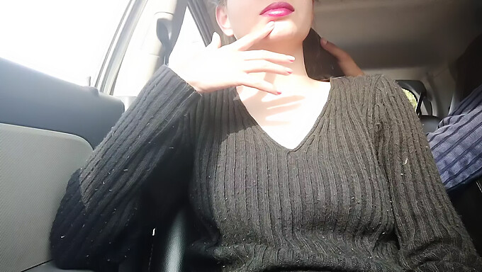 Paja Al Aire Libre En El Coche Con Amiga India De 18 Años