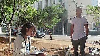 Studeren Op Het Plein Verandert In Een Wilde Ontmoeting Met Een Vreemde - Mauro'S Volledige Scène In Het Rood