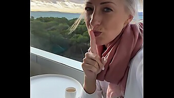 Amatoriale Tedesco Con Grandi Tette Naturali Si Diletta Su Un Balcone Pubblico A Maiorca