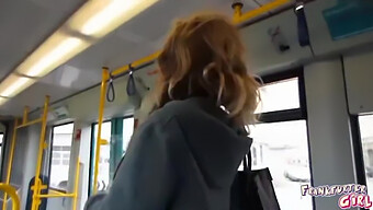 Meisje Geniet Van Haar Eenzame Tijd Op De Tram Van Frankfurt