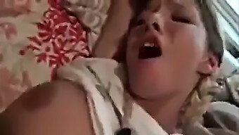 Video Buatan Sendiri Menampilkan Seorang Gadis Yang Memanggilku Ayahnya Dan Memamerkan Tubuh Seksi.