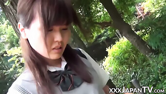 Durch Die Unterwäsche Gibt Sich Ein Japanisches Schulgirl Solospielen Mit Ihrem Intimbereich Hin