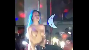 Club De Striptease Lésbico Con Comidas De Coño Y Diversión Pública