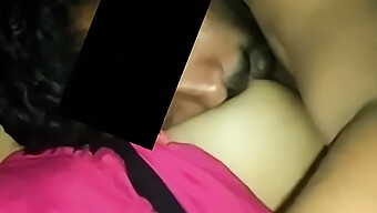 インドの女の子ラニの大きな胸が吸われ、キスされる