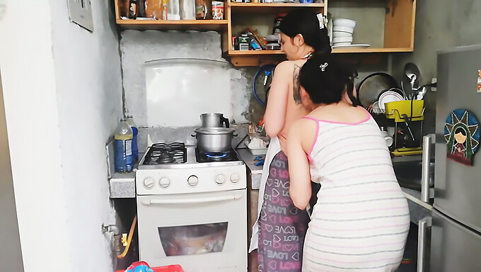 Video Amatoriale Fatto In Casa Di Una Diciottenne Latina Che Si Masturba In Cucina..