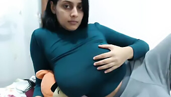 Modelo India De Webcam Con Grandes Tetas Naturales Se Entrega Al Juego En Solitario Frente A La Cámara