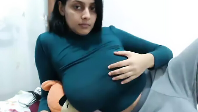 Modelul Indian De Webcam Cu Sâni Mari Naturali Se Răsfăț În Joacă Solo În Fața Camerei