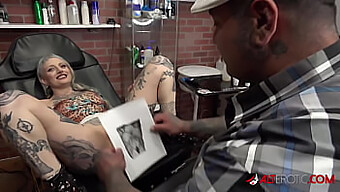 Vulpea Cu Cerneală River Dawn Ink Se Bucură De Un Penis Masiv După Ce Și-A Făcut Un Nou Tatuaj