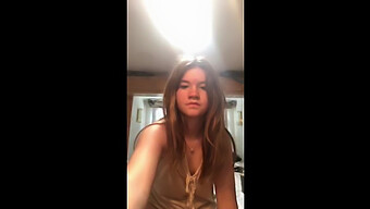 Periscope Uitgezonden Met Allidoll4 Die Haar Achterkant Laat Zien