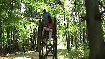 ¡un Joven Corredor Es Rudo Al Aire Libre De Una Manera Hardcore!