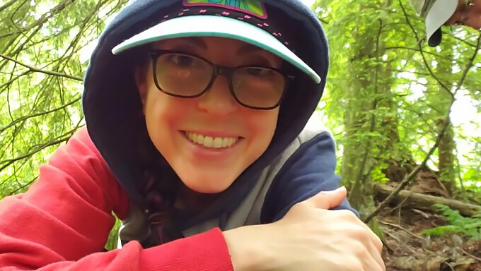 Nerdy Gangsta En Kleine Babe Gaan Van Achteren In De Buitenlucht En Pijpen Elkaar