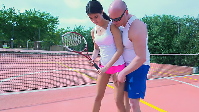 Huấn Luyện Viên Tennis Nghiệp Dư Dạy Cho Thiếu Niên Trẻ Những Sợi Dây Của Tình Dục Khó Tính